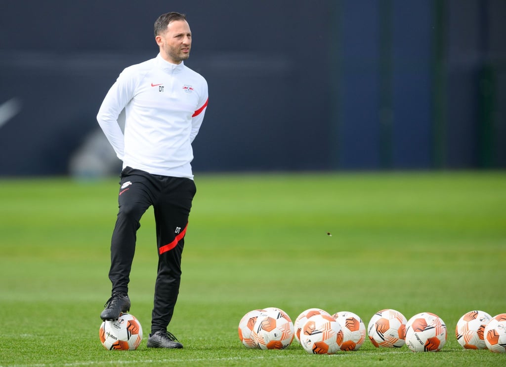 Leipzigs Trainer Domenico Tedesco verfolgt das Training seiner Mannschaft.