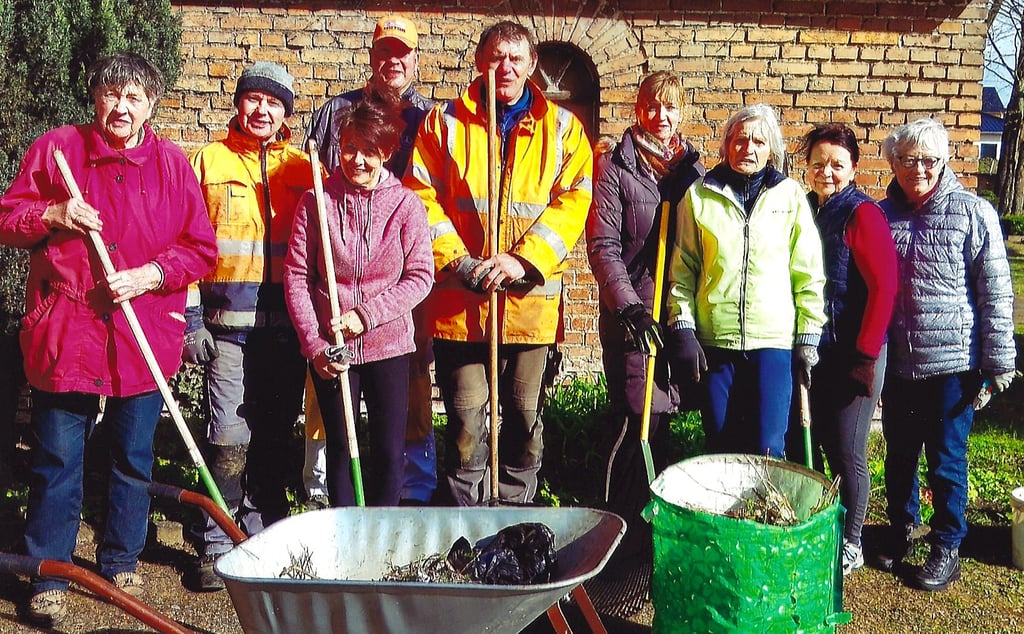 Schubkarren und Gartenabfallsäcke füllten sich beim Friedhofseinsatz im Unterdorf von Niederndodeleben sehr schnell mit Gartenabfällen. Für die Helfer gab es jede Menge zu tun.