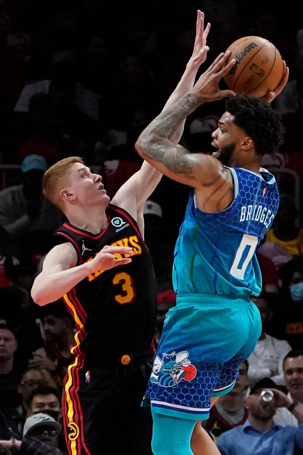 Sorgte bei der Niederlage der Charlotte in Atlanta für einen Eklat: Miles Bridges (r).