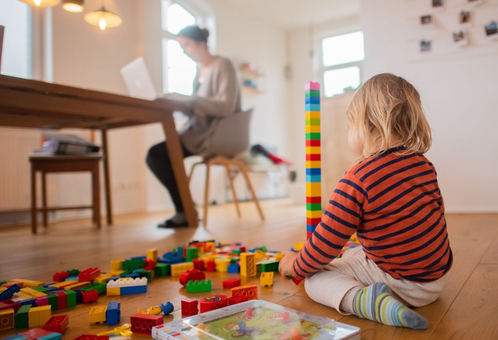 Viele Eltern stemmten in den vergangen Jahren parallel die Kinderbetreuung zu Hause und die Arbeit aus dem Homeoffice.