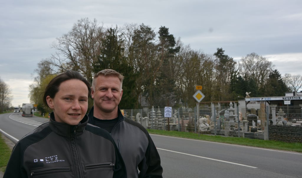 Unternehmersinhaber Markus Goltz und Beraterin Christiane Glimm zwischen den Goltz-Grundstücken in Geestgottberg (Märsche). Die Firma profitiert bislang vom B189-Durchgangsverkehr.