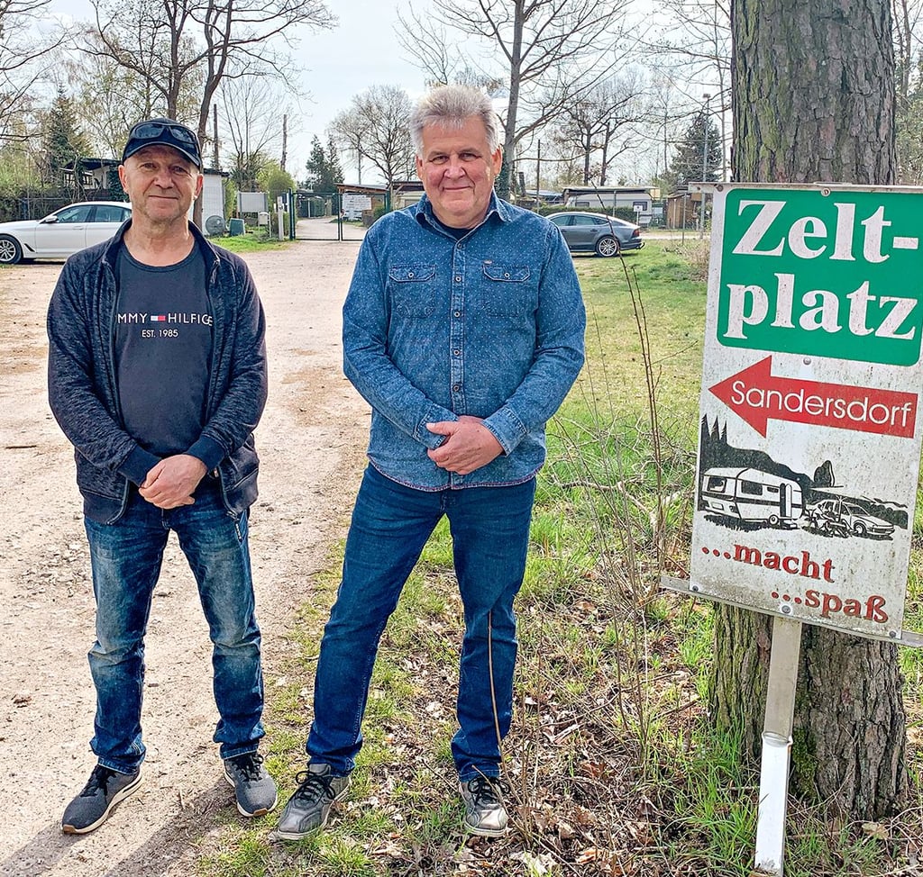 Vereinschef Matthias Weiße (r.) und Vorstandsmitglied Oliver Kuckling vor dem Eingang zum Campingplatz: Ihnen ist der Spaß gerade vergangen.