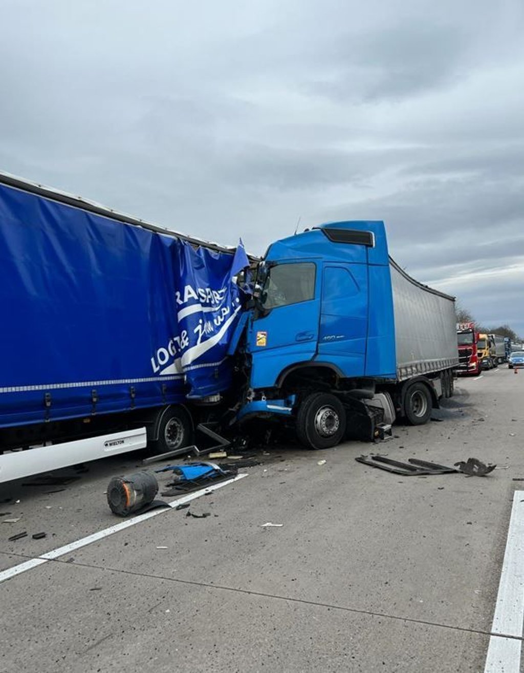 EIn Laster-Fahrer erkannte zu spät die Verzögerung durch eine Baustelle bei Burg in der Börde und fuhr auf andere Lkw's auf der A2 auf.