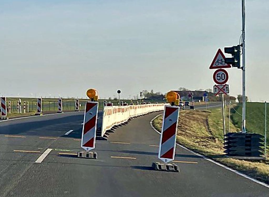 Für das Einrichten der Querungshilfe für Radfahrer steht in einem Abschnitt der Leipziger Chaussee in Höhe vom Magdeburger Flugplatz nur ein Fahrstreifen zur Verfügung.