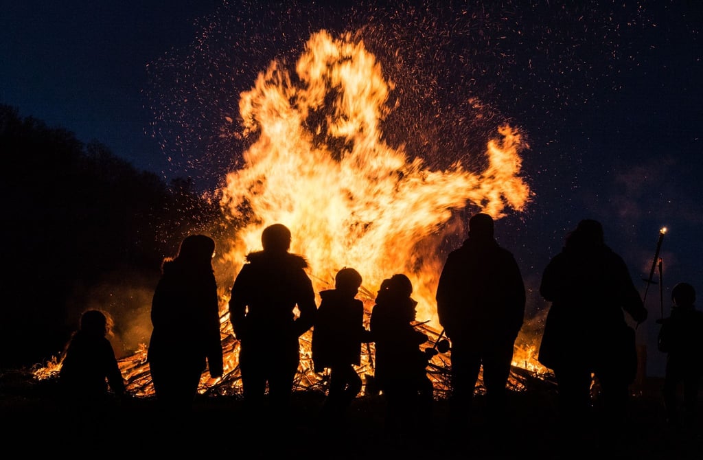 Große Feuer belasten die Umwelt. Osterfeuer brennen allerdings unter Auflagen, um die Schäden gering zu halten.