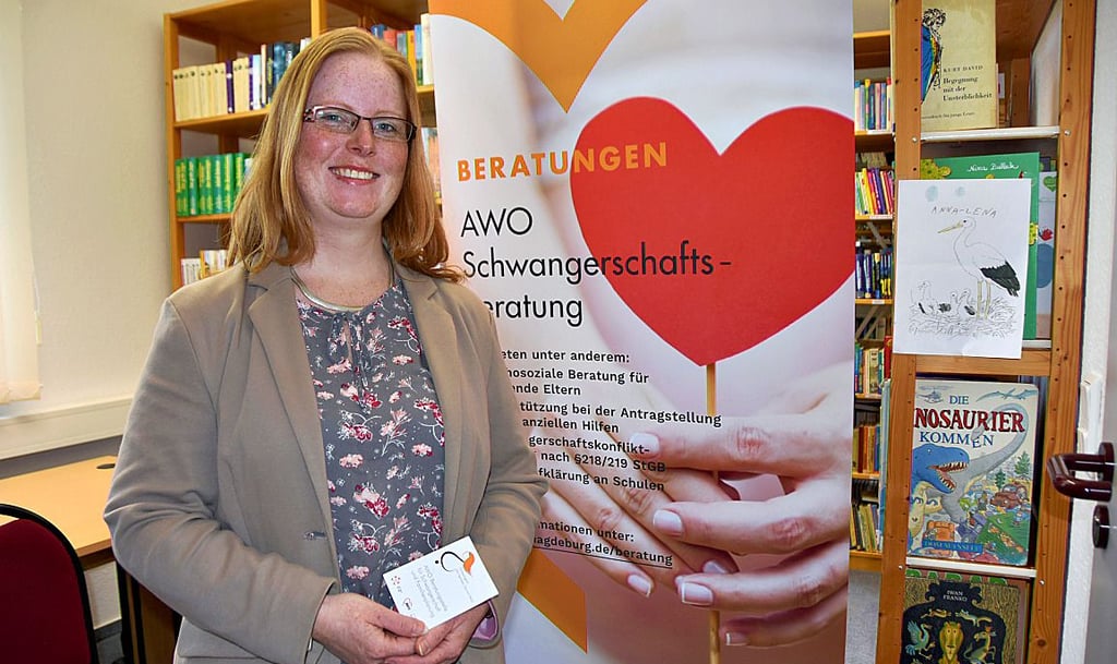 Gundel Wegerer von der AWO wird Frauen. Eltern und Familien in der Bibliothek der Gemeinde Calvörde beraten.