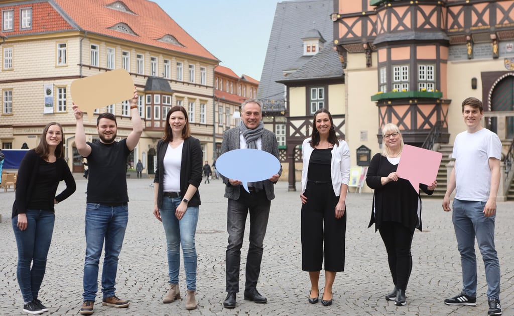 Pressesprecherin Ariane Hofmann, die Stadtplaner Christopher Botta und Caroline Mudrow, Oberbürgermeister Peter Gaffert, Büroleiterin Kristin Dormann, Online-Redakteurin Petra Bothe und der NachhaltigkeitsbeauftragteJaaqJ Erik Baumann (von links) sind das Team hinter der Beteiligungsplattform www.wernigerode-gestalten.de.