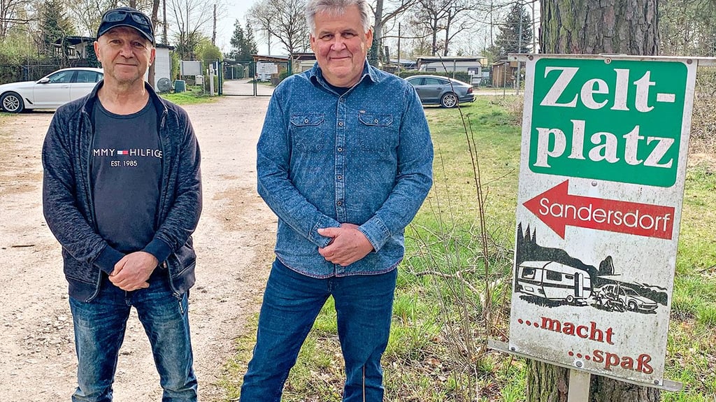 Vereinschef Matthias Weiße (r.) und Vorstandsmitglied Oliver Kuckling  vor dem Eingang zum Campingplatz: Ihnen ist der Spaß gerade vergangen. 