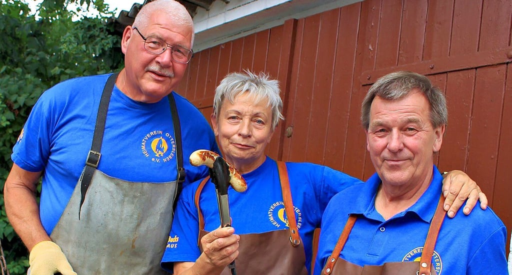 Helfer vom Grill-Team des Heimatvereins Ottersleben stellen sich am Sonnabend in Magdeburg auf eine große Schlope-Nachfrage ein.