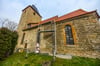 Seit Herbst 2021 wird die Außenfassade der Wölkauer Kirche saniert.