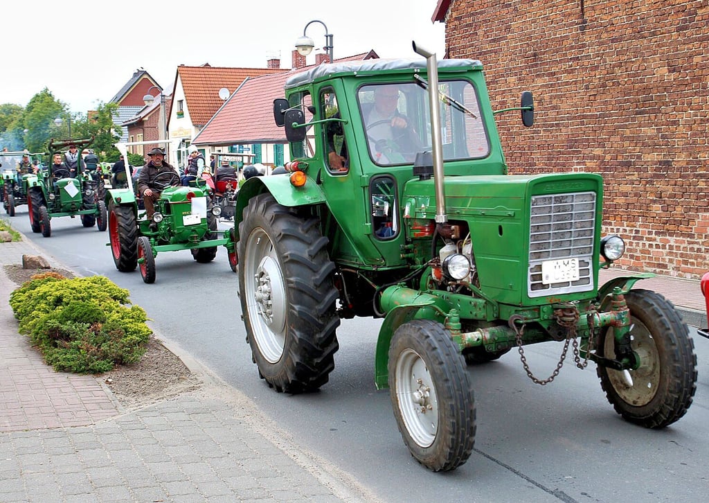 2019 tuckerten die historischen Traktoren das letzte Mal durch Angern.