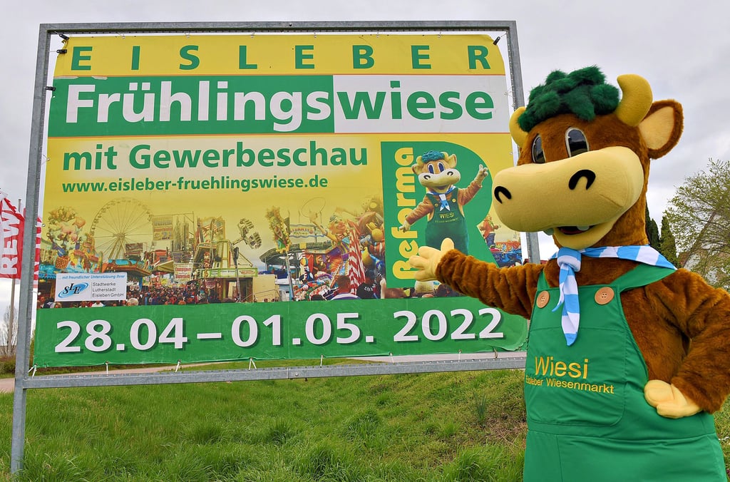 Die Werbung für die Frühlingswiese mit Gewerbeschau in Eisleben läuft.
