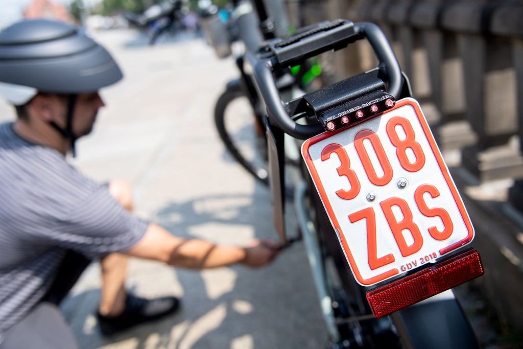 Kfz-Haftpflichtversicherung und Helm sind Pflicht: Wer ein bis 45 km/h schnelles Pedelec fahren will braucht dazu auch noch einen Führerschein der Klasse AM.