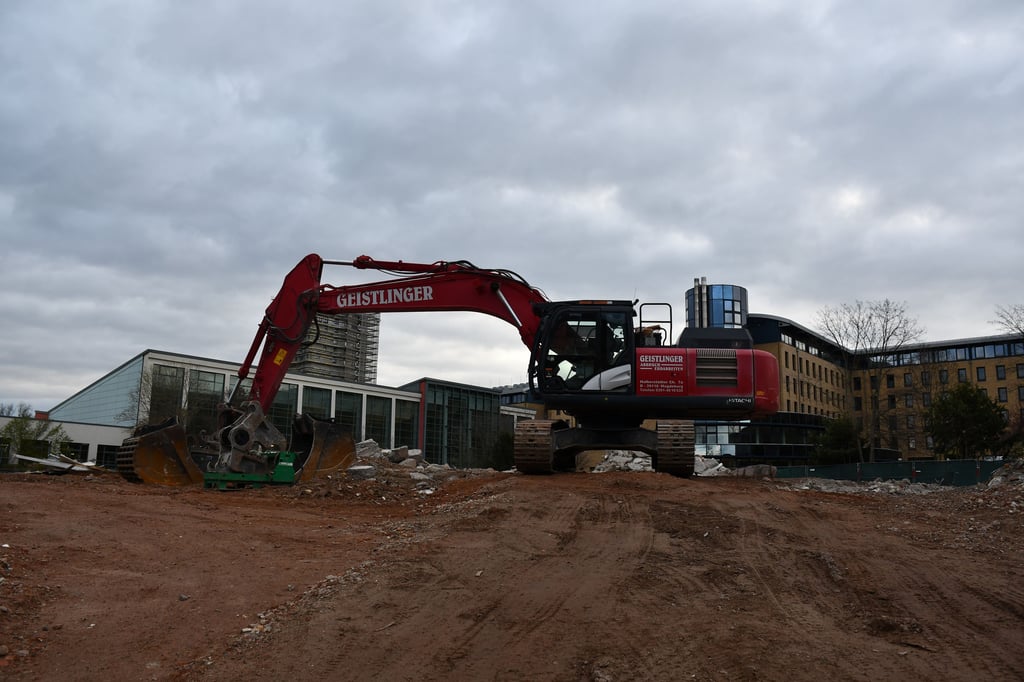 Der Abriss der ehemaligen Turnhalle der Pädagogischen Hochschule Magdeburg ist fast abgeschlossen.