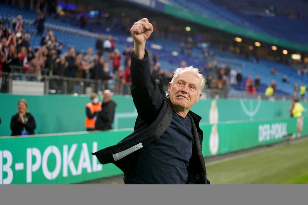 Freut sich mit den Fans über den Einzug ins Pokalfinale: Freiburgs Trainer Christian Streich.