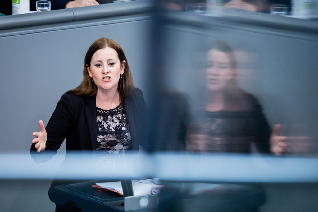 Janine Wissler spricht im Plenum des Deutschen Bundestages.