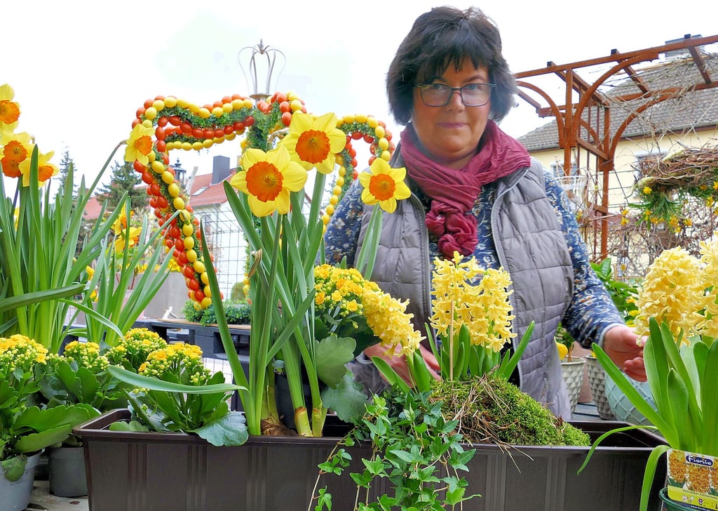 Bettina Schmager-Scheil bereitet die Dekoration für die Jugendweihefeier in der Mehrzweckhalle Jessen vor.