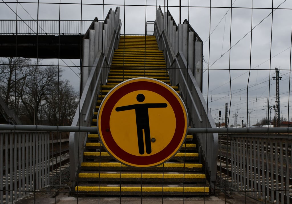 Die gesperrte Überführung am S-Bahn-Haltepunkt Magdeburg-Eichenweiler.