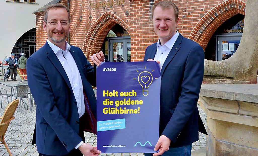 Andreas Forke (links) und Carsten Birkholz haben den Wettbewerb „Goldene Glühbirne“ in Stendal ins Leben gerufen.