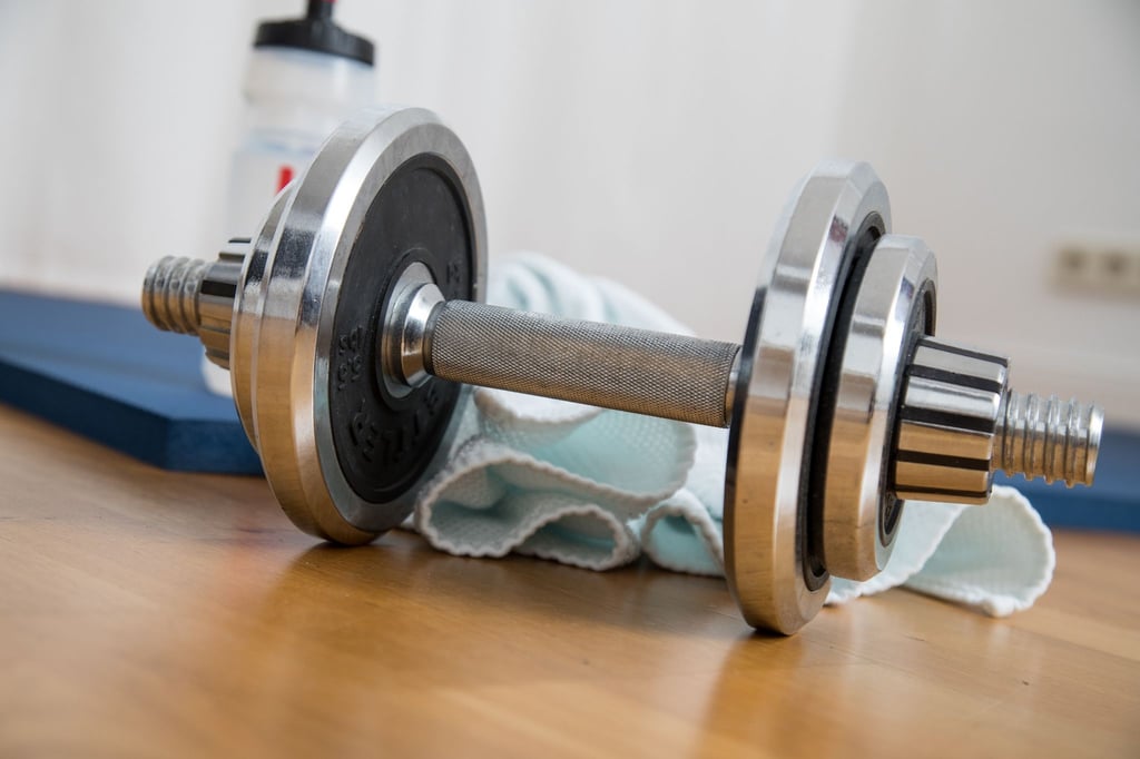 Die Hantel nach dem Home-Workout einfach liegenlassen? Wenn Kinder im Haushalt leben, sollte man das nicht tun - zu groß ist das Verletzungsrisiko.