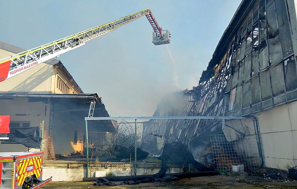 Fast 200 Einsatzkräfte waren am Ostermontag in Neu Staßfurt im Einsatz. Noch immer gibt es eine dauerhafte Brandwache.