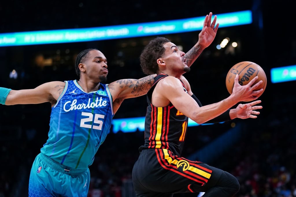 Atlantas Trae Young (r, 11) zieht an Charlottes P.J. Washington (25) vorbei zum Korb.