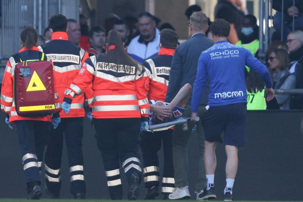Der nächste Verletzte: Bielfelds Fabian Kunze wird verletzt vom Platz getragen.