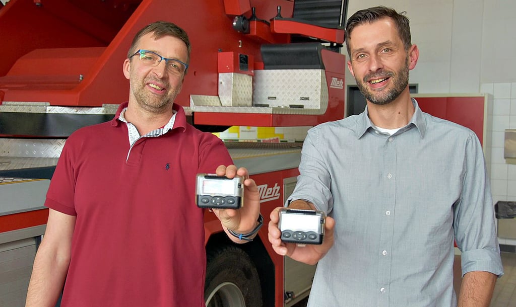 Frank Jäschke (links) und Michael Deutschmann von der Haldensleber Feuerwehr zeigen ihre bewährten Pieper, die bald durch eine Handy-App ergänzt werden könnten.