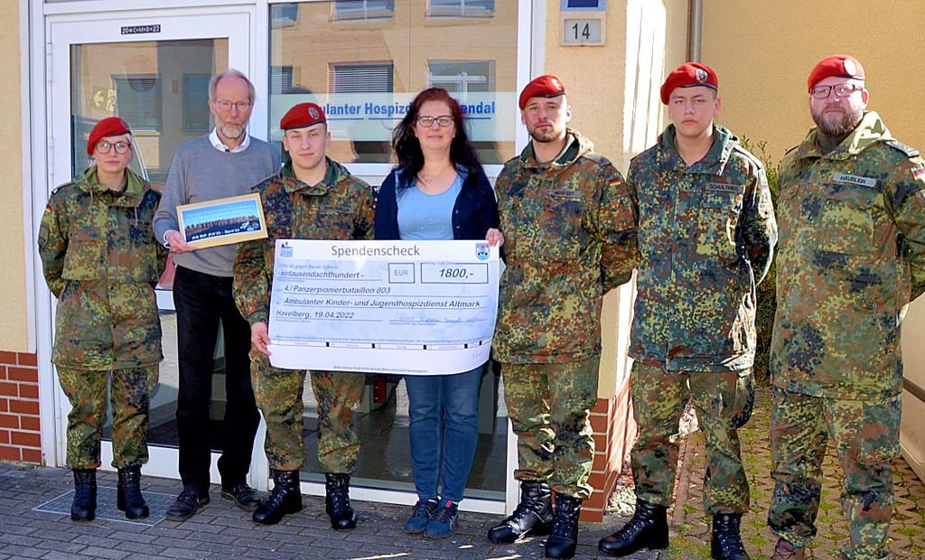 Die Havelberger Panzerpioniere haben den symbolischen Spendenscheck an das Hospiz in Stendal übergeben.