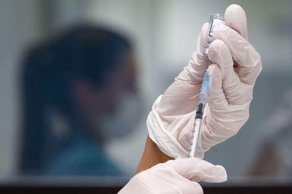 Eine Werksärztliche Assistentin zieht in einem betrieblichen Impfzentrum eine Dosis des Impfstoffes von Biontech/Pfizer auf.