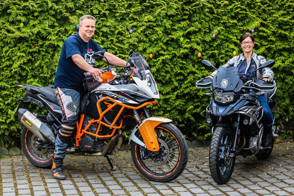 Matthias und Jenny Schmidt auf ihren beiden Motorrädern, mit denen sie unter anderem auch im Baltikum unterwegs waren.