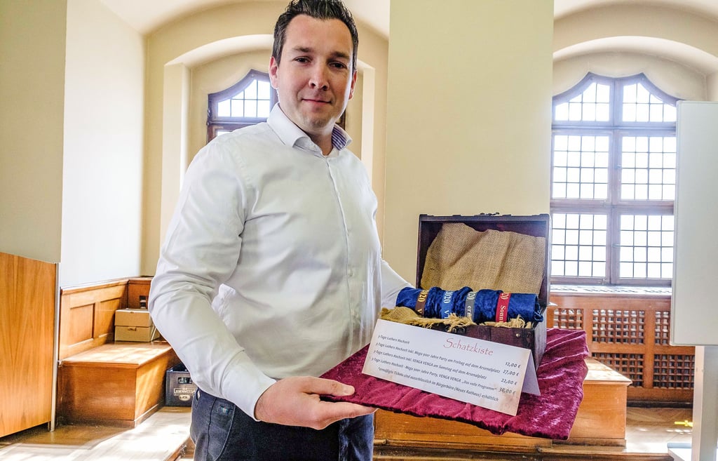 Präsentiert schon mal die Eintritts-Bändchen für „Luthers Hochzeit“ im Juni: Marcus Sattler, Geschäftsführer der Marketing GmbH