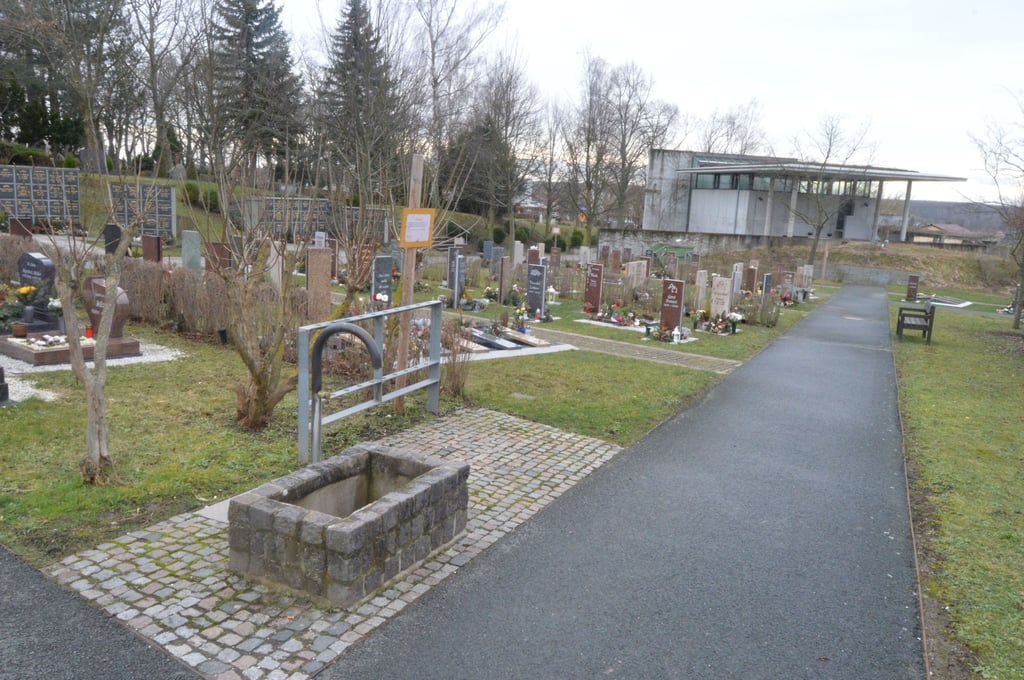 Auf dem Friedhof von Hohenmölsen sind über Ostern mehrere Grabsteine beschädigt worden.