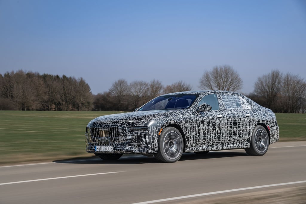 Luxuriöser Langläufer: Der neue, noch leicht getarnte 7er, streckt sich auf knapp 5,40 Meter und bildet die Spitze im Limousinenprogramm von BMW.