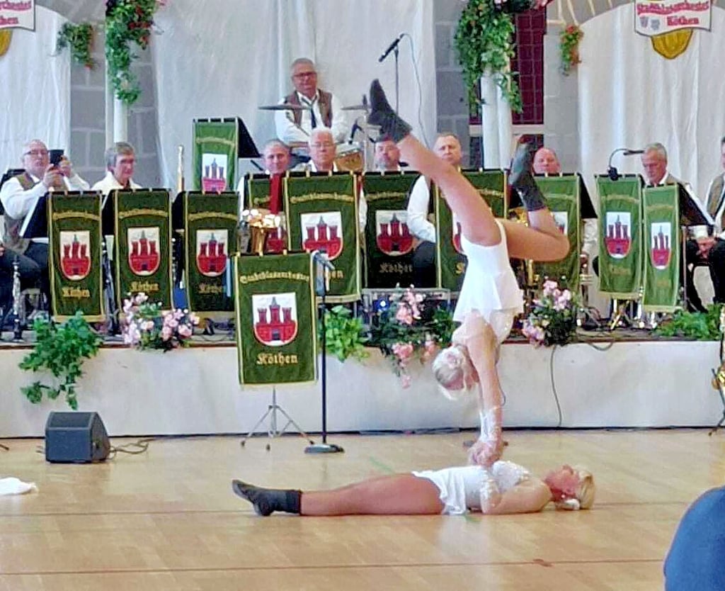 Die Show-Zwillinge Claudia und Carmen zeigten in Groß Rosenburg artistische Höhepunkte ihres Programms. Im Hintergrund das Stadtblasorchester Köthen.