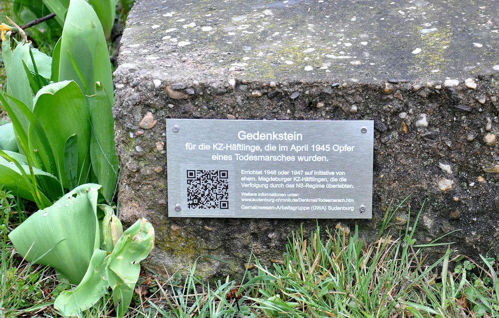 Das Denkmal im Magdeburger Wohngebiet Friedenshöhe ist mit einer Plakette ausgestattet worden, die einen QR-Code beinhaltet. Dieser kann mit einem Smartphone eingelesen werden, um Informationen zum Gedenkstein zu erhalten.