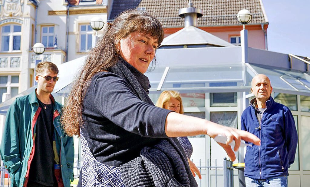 Museumsleiterin Judith Vater zeigt die Mauern der Jacobi Kirche, die sich auf dem Haldensleber Postplatz noch erkennen lassen. Kaya Krahn