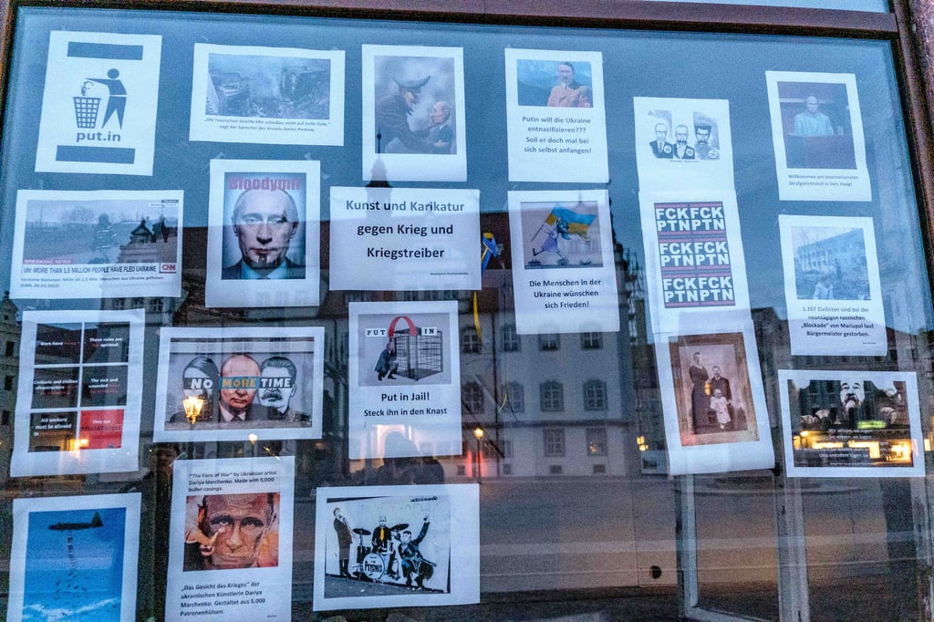 Putin Karikaturen am Schaufenster des Markt 3