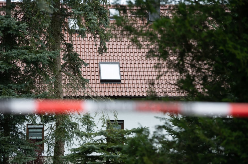 Im Chemnitzer Ortsteil Mittelbach wurden am späten Montagabend vier tote Menschen gefunden.