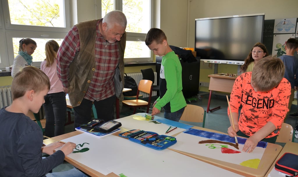 Der Grafiker und Zeichner Ulrich Karlkurt Köhler sah den Drittklässlern bei ihren kreativen Frosch-Bildern über die Schulter.