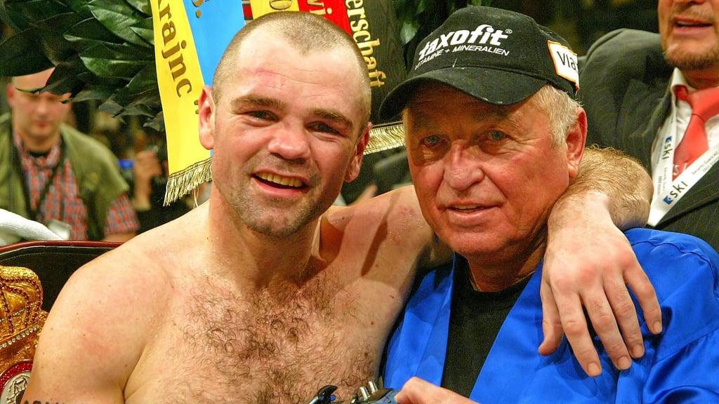 Sven Ottke (l.) und sein Trainer Ulli Wegner nach dem letzten erfolgreichen Titelkampf im März 2004.