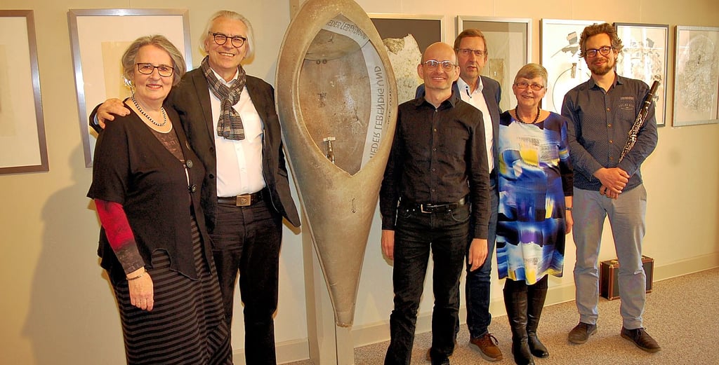Ute und Thomas Sitte mit Max Richter, Reinhard und Friedegard Holmer sowie Vincenz Wieg bei der Eröffnung der aktuellen Ausstellung in der Galerie des Diakonissen-Mutterhauses Elbingerode.
