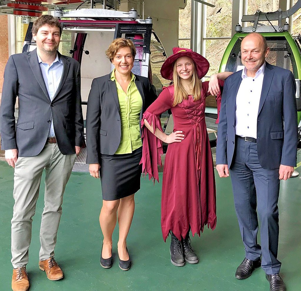 Stellten die Initiative vor: Pamela Groll, Chefin der Seilbahnen Thale GmbH, und Ralf Grimpe, Geschäftsführer der IHK in Wernigerode (rechts). Außerdem mit dabei: Martin Schulze vom Tourismusverband Sachsen-Anhalt und Auszubildende Julia Lemjew im Hexenkostüm.