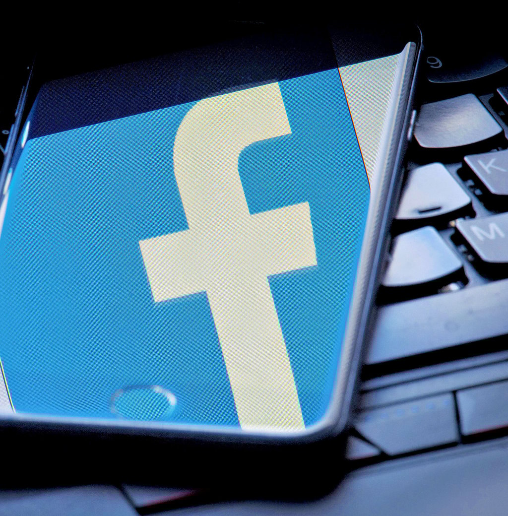 Auf einem Handy ist das Symbol des sozialen Netzwerks „Facebook“ zu sehen. Nutzer können sich hier miteinander vernetzen und Informationen austauschen. Das nutzen auch die OB-Kandidaten in Magdeburg.