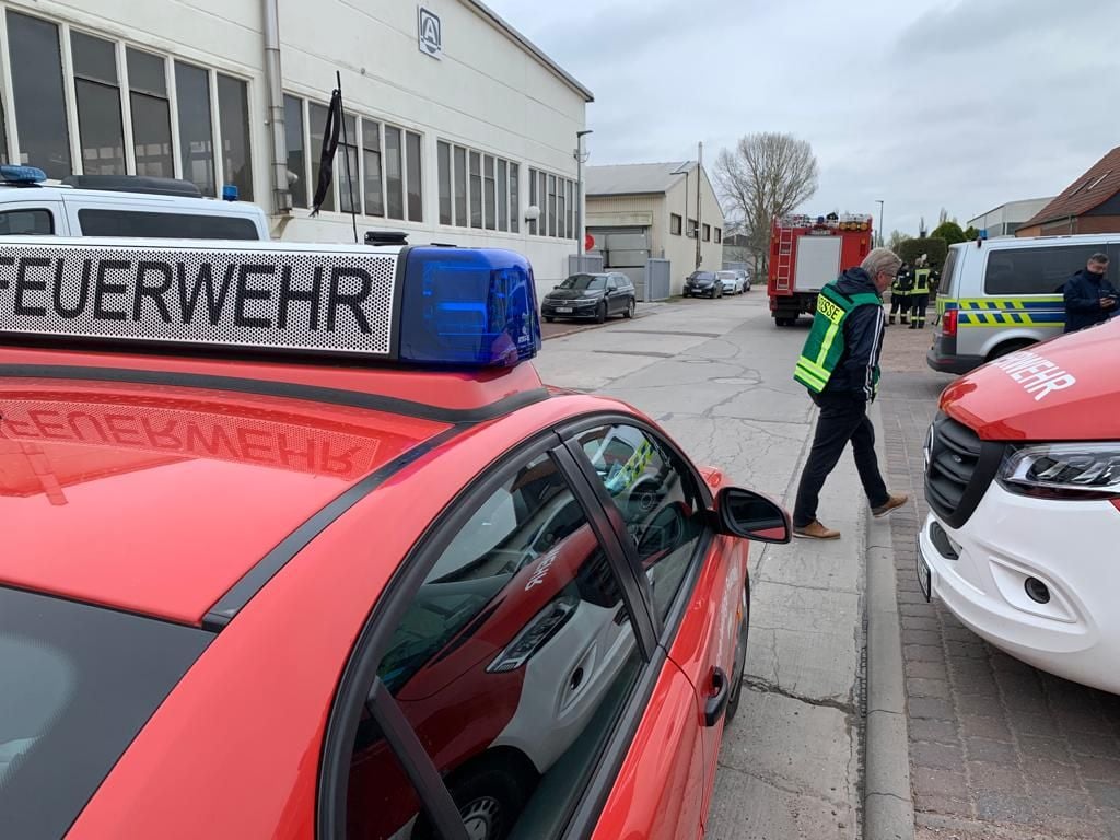 Die Einsatzkräfte am Betonwerk Abel in Köthen.