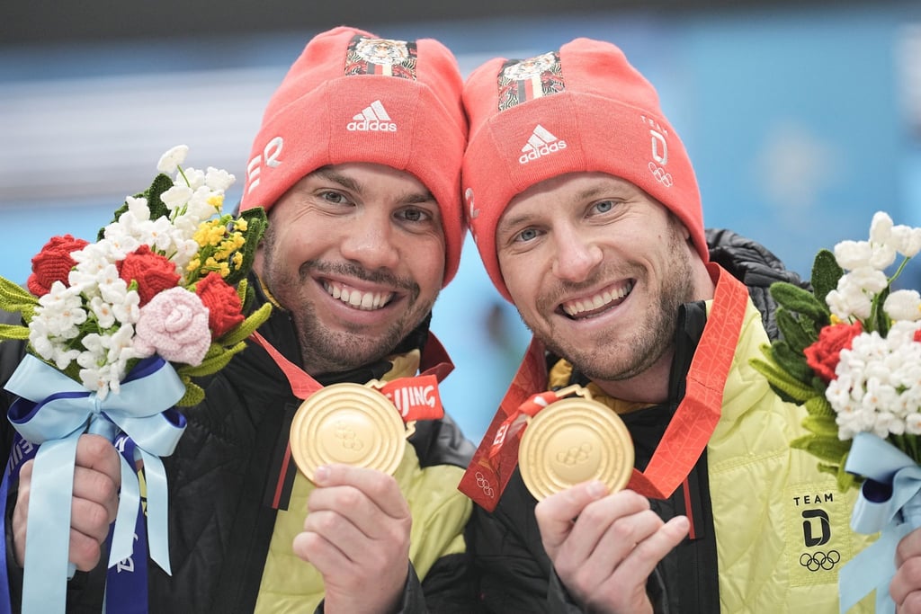 Tobias Wendl (l) und Tobias Arlt präsentieren freudestrahlend ihre Goldmedaillen.