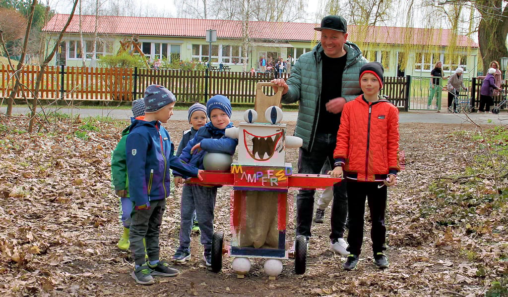 Müllsammler „Mampffred“ begleitet die Kinder der Tagesstätte in Grieben und Erzieher Carsten Horn regelmäßig in den Wald.