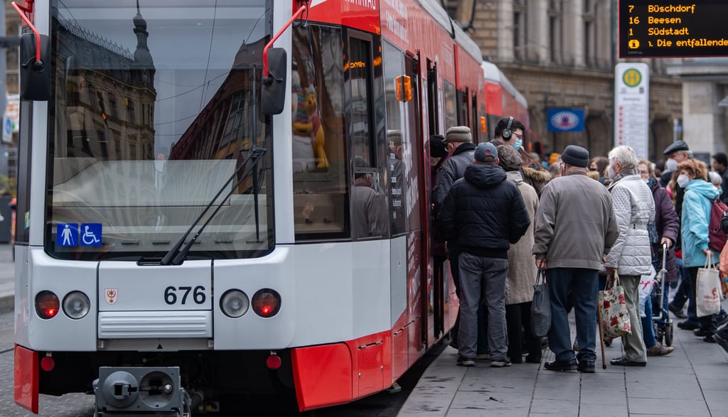 Andrang an einer Straßenbahn in Halle. Das Neun-Euro-Ticket für Busse und Bahnen könnte ein Einstieg in die Verkehrswende sein.