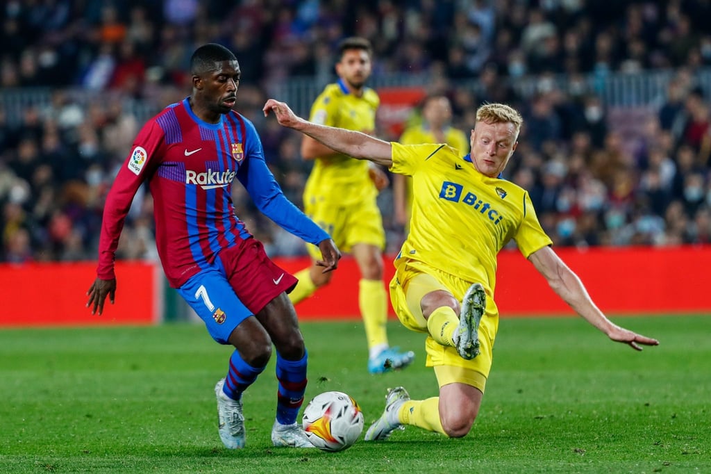 Ousmane Dembele (l) vom FC Barcelona und Jens Jonsson vom FC Cadiz kämpfen um den Ballbesitz.