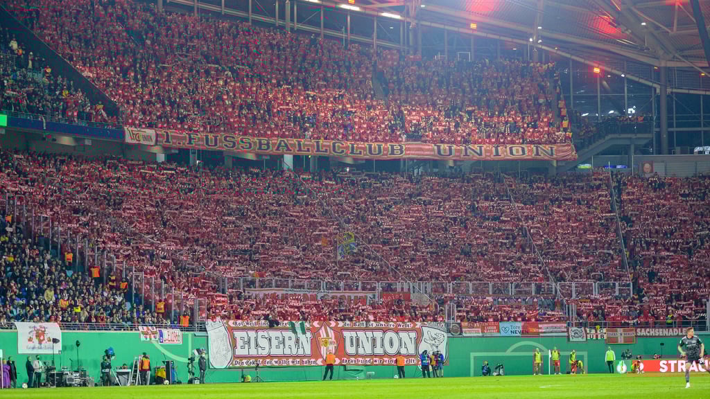 Die Fans von Union Berlin in der Red Bull Arena.